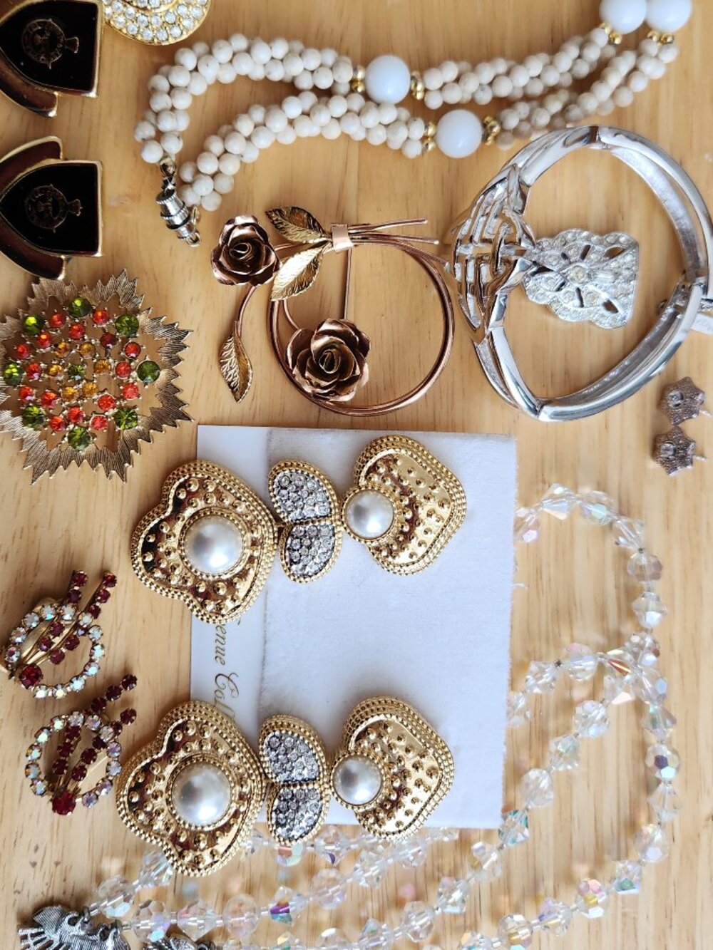 LOT 8. SIGNED AND UNSIGNED VINTAGE JEWELRY, NATURAL STONES, CRYSRALS, STERLING.